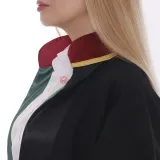 Avukat cübbesi yaka detayı: kırmızı yaka, sarı sırma, yeşil iç bant ve siyah saten ön bant