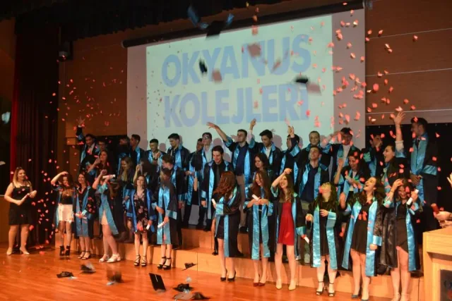 Okyanus Kolejleri mezuniyet töreninde turkuaz bantlı kiralık cübbeler ve konfeti