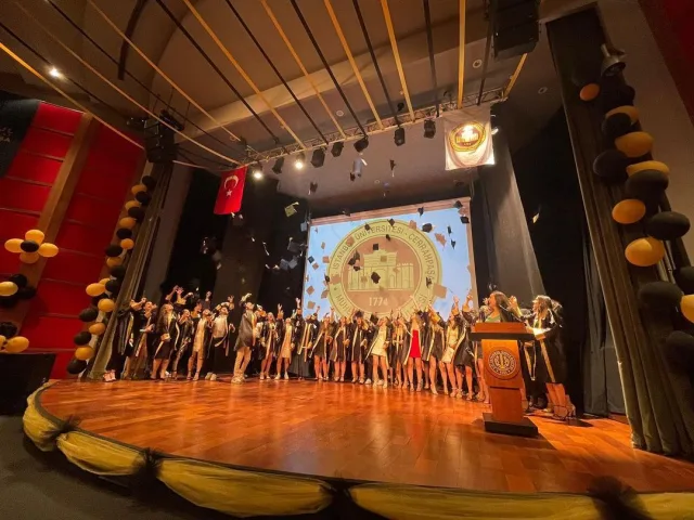 İstanbul Üniversitesi-Cerrahpaşa mezuniyet töreni sahnesinde kiralık cübbeli mezunlar