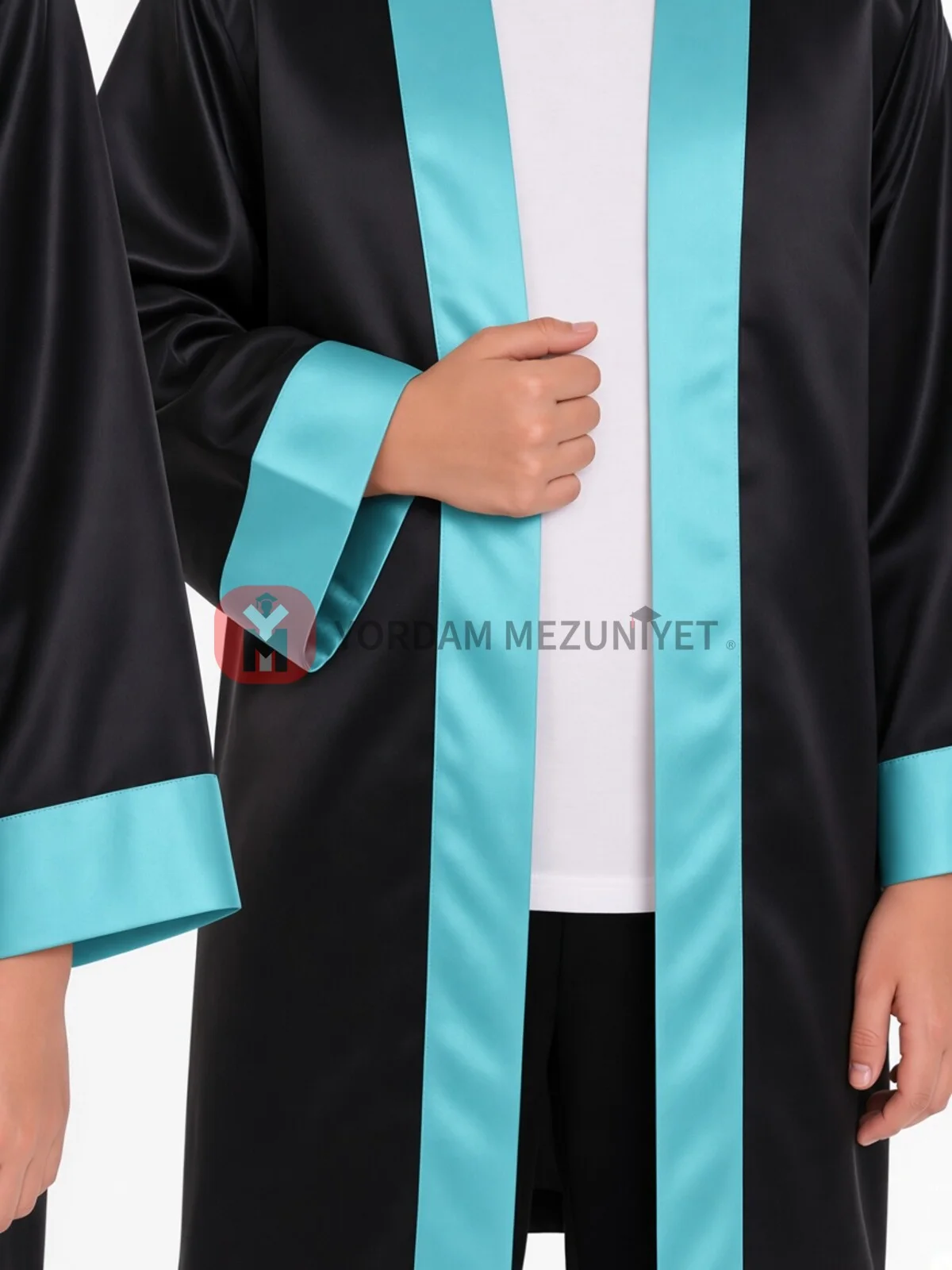 Ortaokul Turkuaz Mezuniyet Kep Cübbe – yaka ve manşet detayı: turkuaz saten ön bant ve kol şeridi
