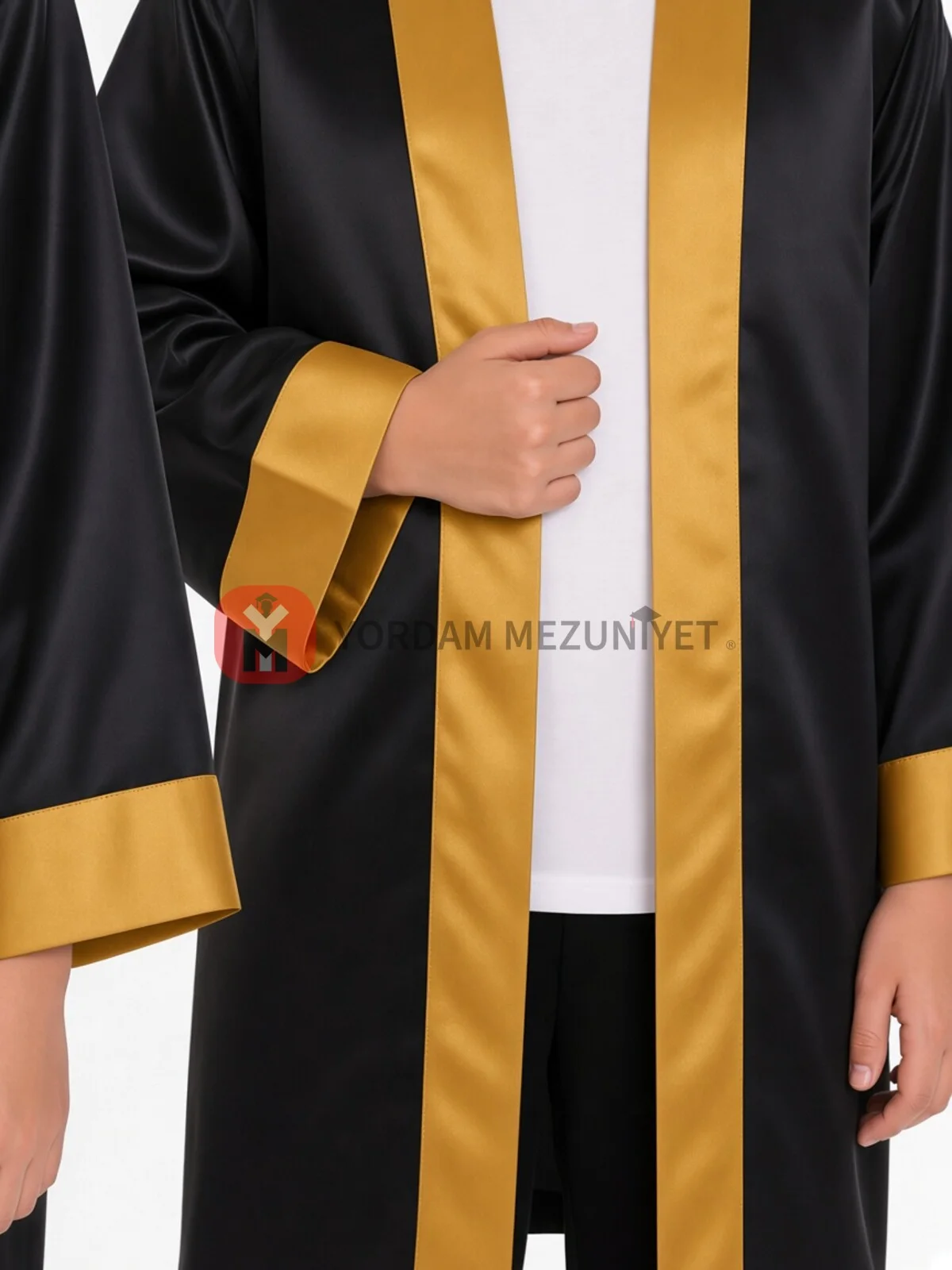 Ortaokul Altın Sarısı Mezuniyet Kep Cübbe – yaka ve manşet detayı: altın sarısı saten ön bant ve kol şeridi