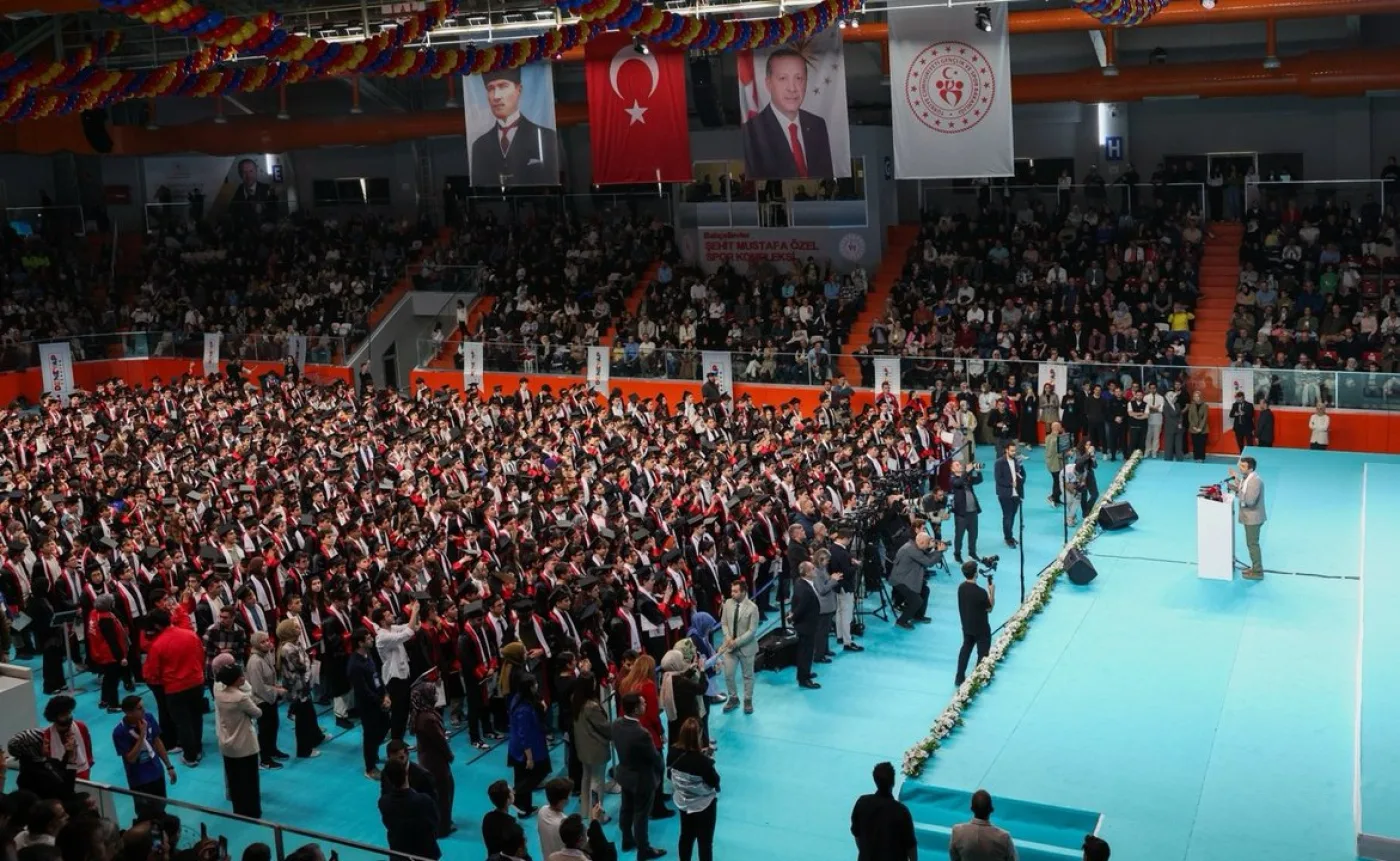 T3 Vakfı töreninde yüzlerce kiralık kep-cübbe: adet arttıkça öğrenci başına kiralama bedeli düşer