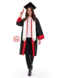 Beyaz mezuniyet atkısı Model 1 (üçgen uçlu, düz yaka) – yürüyüş pozu