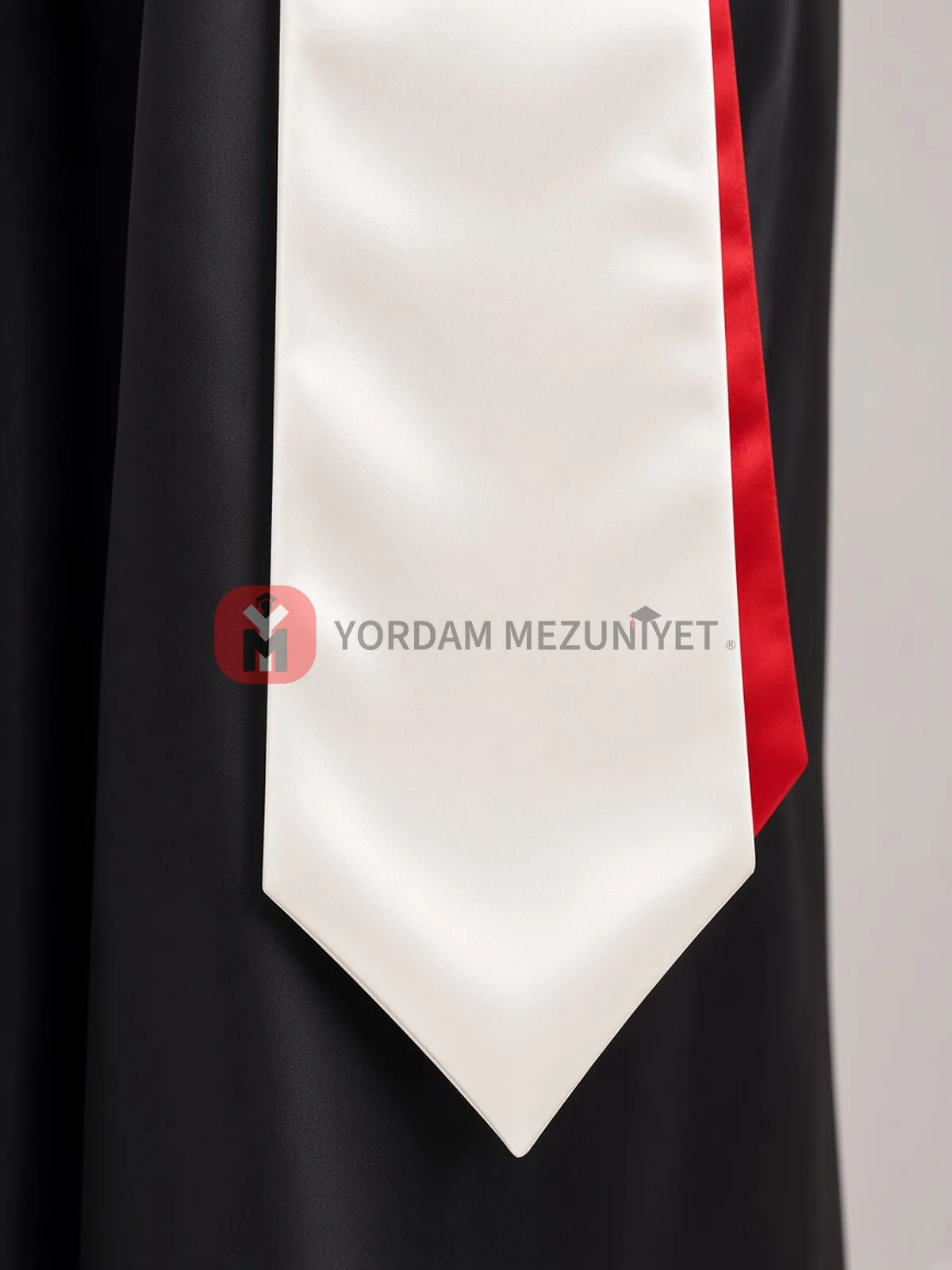 Beyaz mezuniyet atkısı Model 1 (üçgen uçlu, düz yaka) – üçgen uç ve kenar dikişi detayı