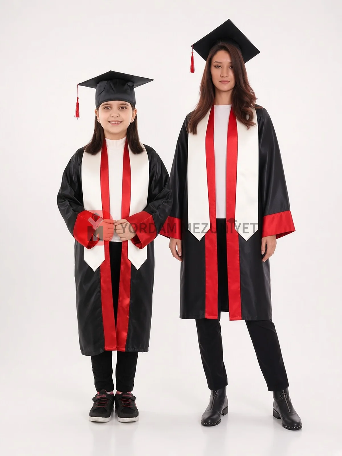 Beyaz mezuniyet atkısı Model 1 (üçgen uçlu, düz yaka) – çocuk 130 cm ve yetişkin 150 cm boy karşılaştırması