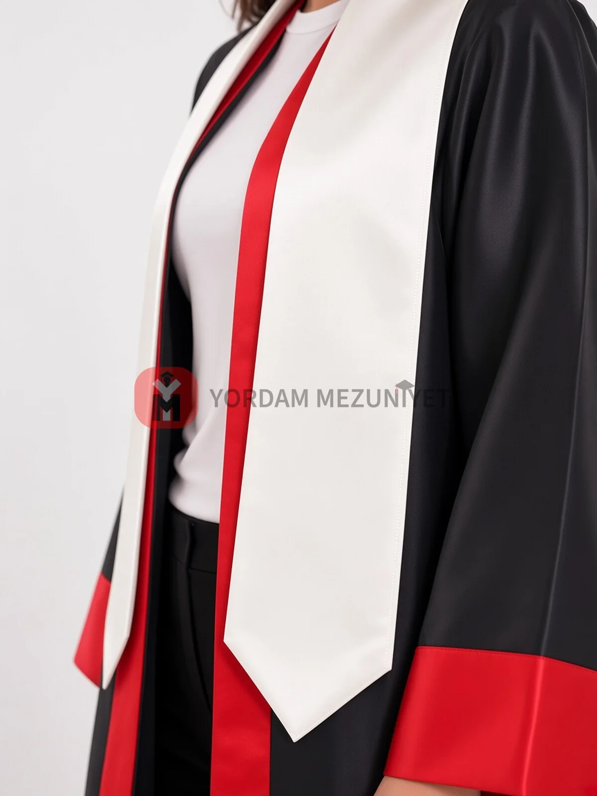Beyaz mezuniyet atkısı Model 2 (üçgen uçlu, V yaka) – omuz ve üçgen uç detayı