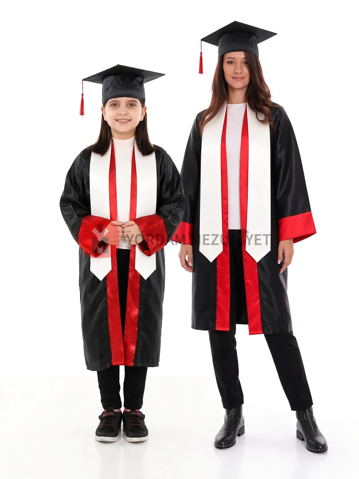 Beyaz mezuniyet atkısı Model 2 (üçgen uçlu, V yaka) – çocuk 130 cm ve yetişkin 150 cm boy karşılaştırması