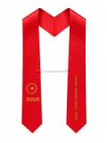 Mezuniyet atkısı üzerine okul adı, yıl ve logo baskı/nakış örneği – Model 2 (üçgen uçlu, V yaka)