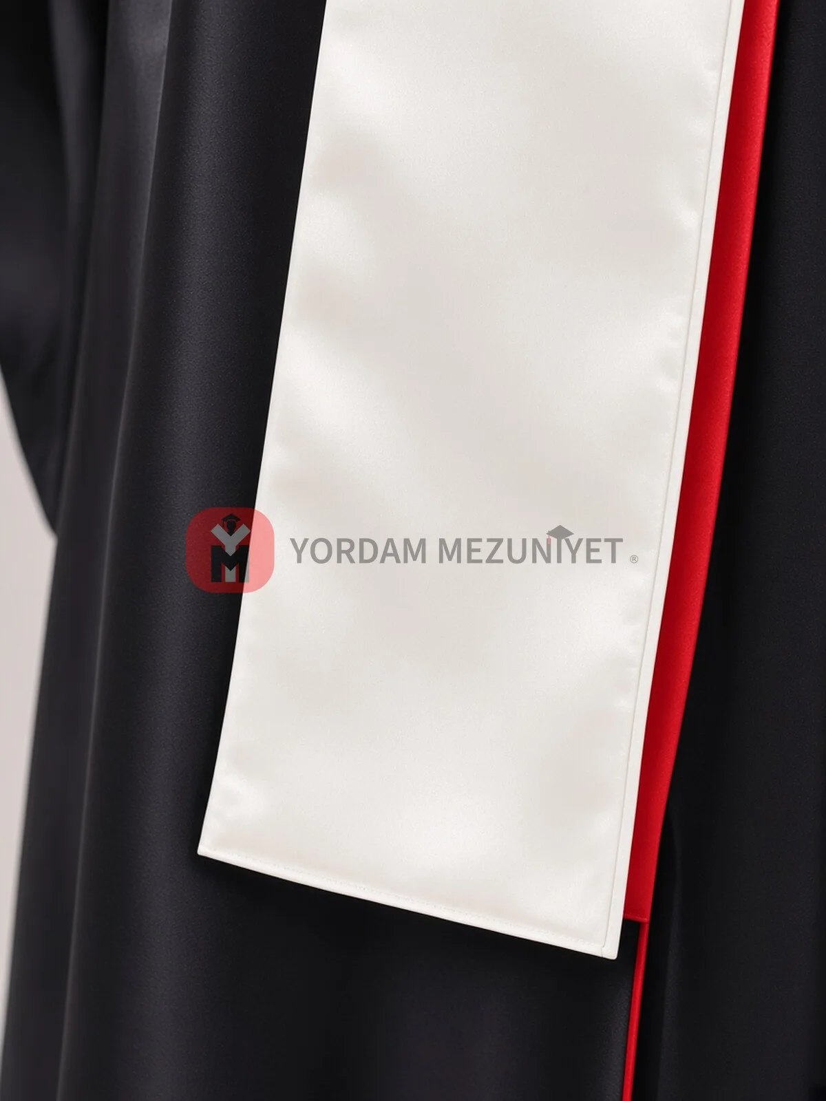 Beyaz mezuniyet atkısı Model 3 (düz uçlu) – düz uç ve kenar dikişi detayı